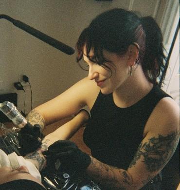 cisne_tattoo tattooing a client